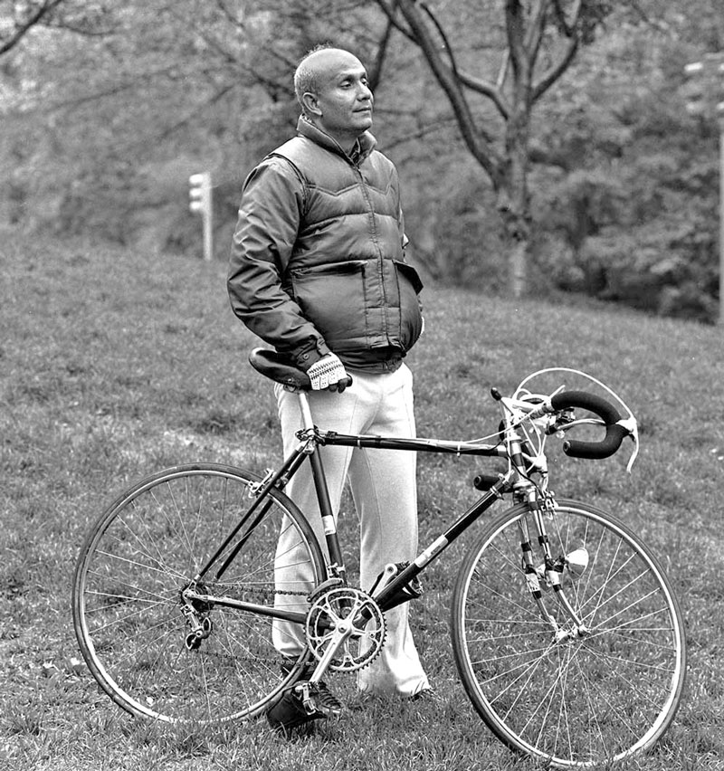 sri-chinmoy-1977-meditation-with-cycle-800.jpg